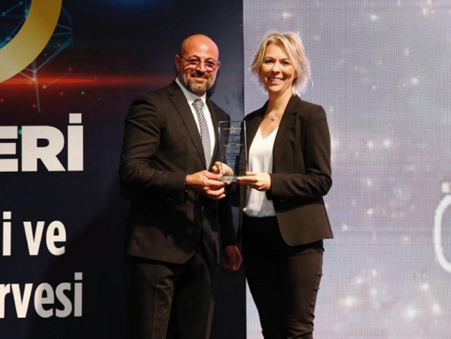 İnsan ve Organizasyon Grup Başkanı Pınar Yamaner'e Ödül